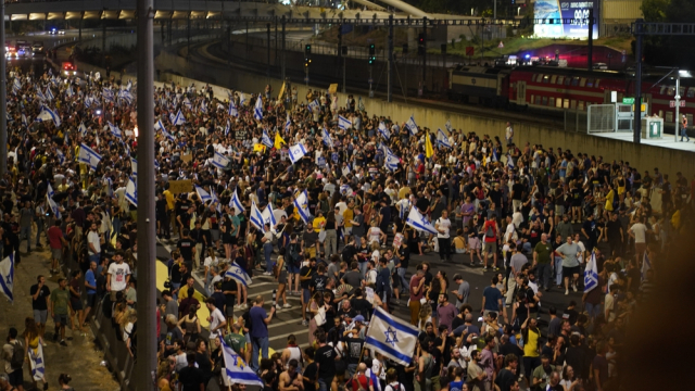 Thousands of Israelis take to the streets to protest Gaza war